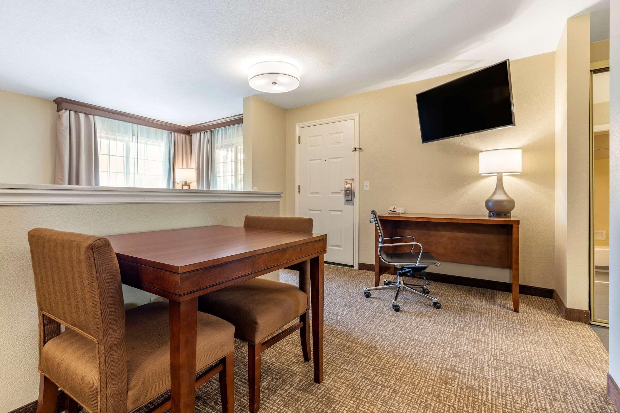 Comfort Near I-5 Hotel 2*