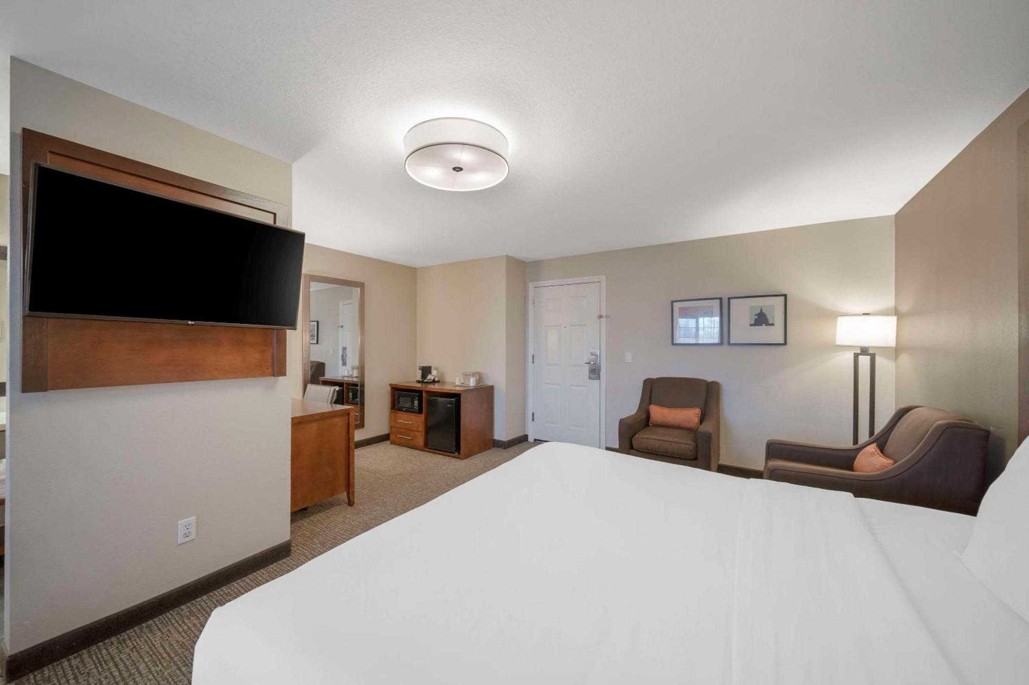 Comfort Near I-5 Hotel 2*