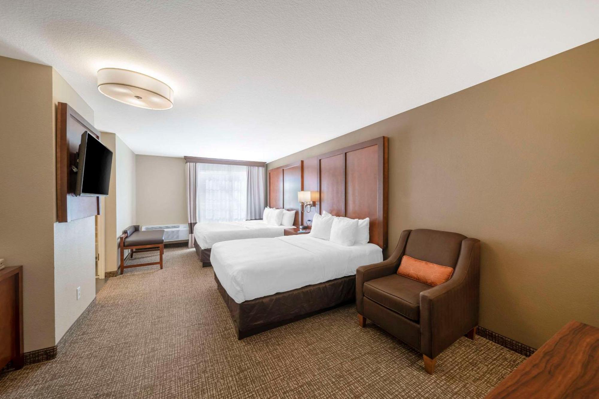 Comfort Near I-5 Hotel